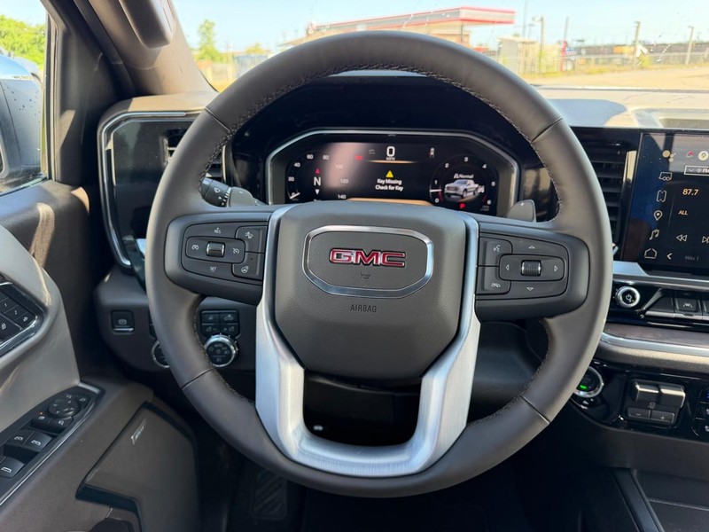 GMC Sierra 1500 Vehicle Full-screen Gallery Image 9