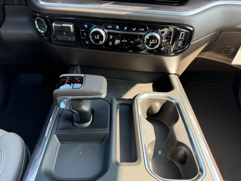 GMC Sierra 1500 Vehicle Full-screen Gallery Image 14