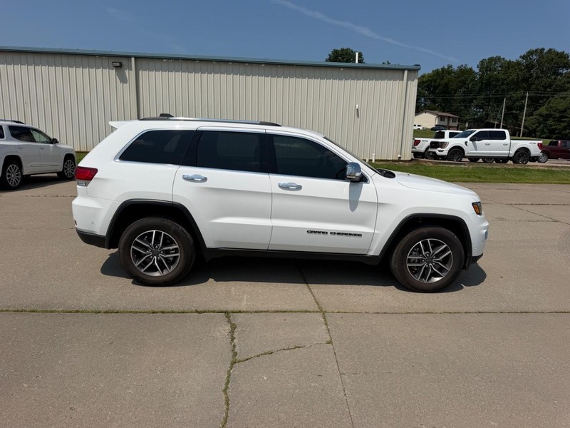 Jeep Grand Cherokee Vehicle Full-screen Gallery Image 2