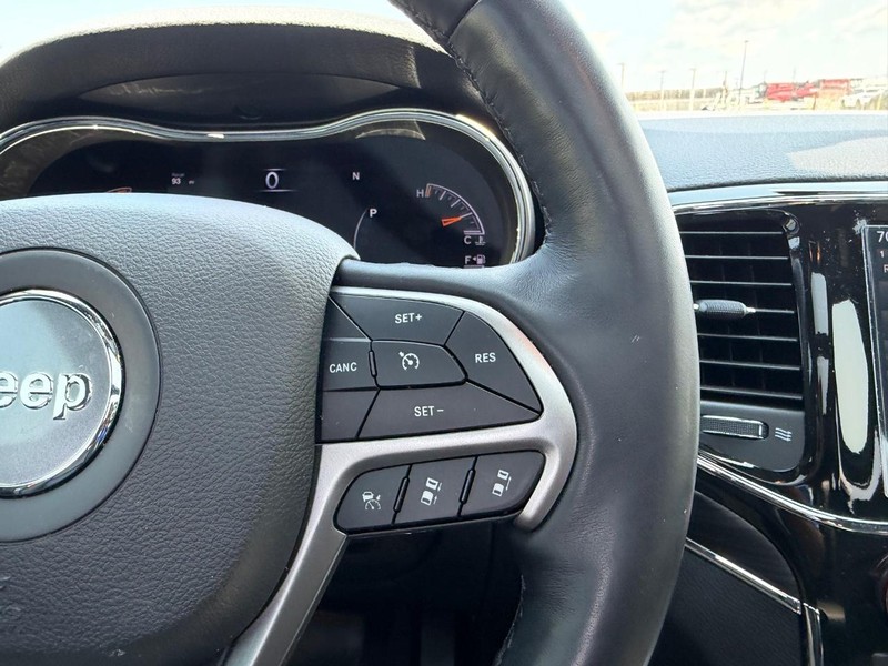 Jeep Grand Cherokee Vehicle Full-screen Gallery Image 13