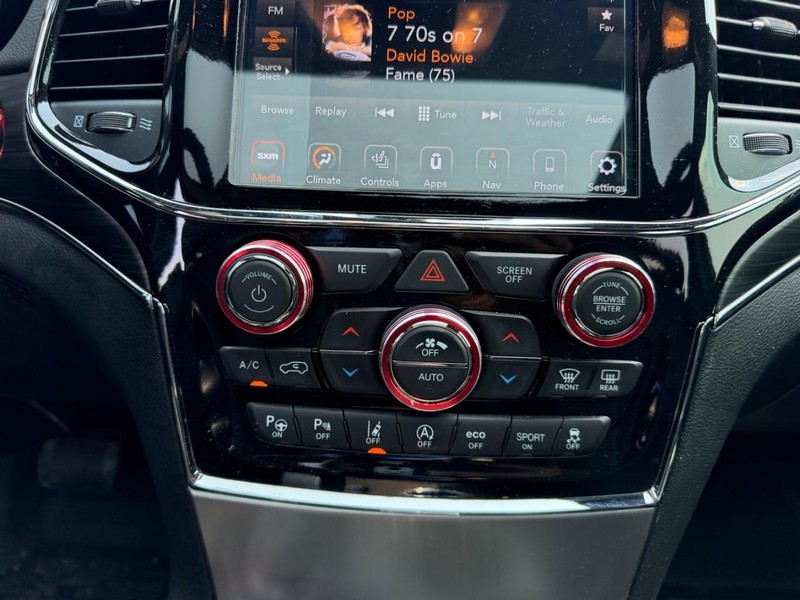 Jeep Grand Cherokee Vehicle Full-screen Gallery Image 15