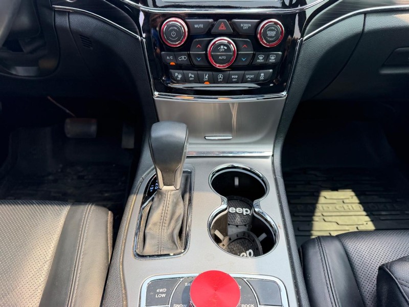 Jeep Grand Cherokee Vehicle Full-screen Gallery Image 16