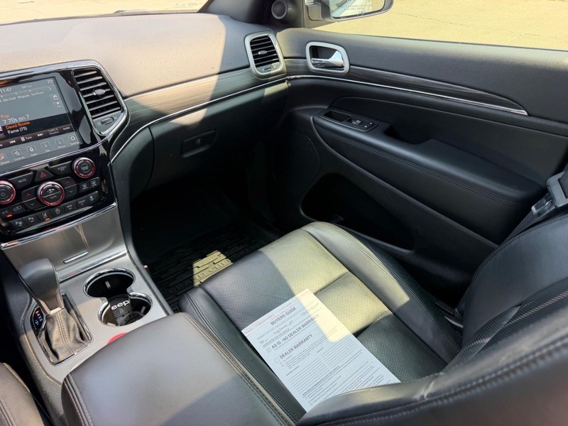 Jeep Grand Cherokee Vehicle Full-screen Gallery Image 17