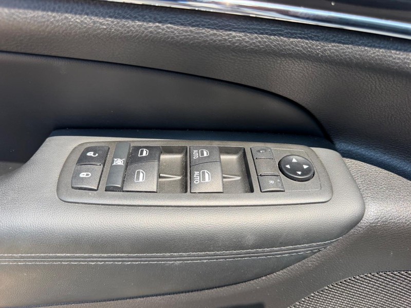 Jeep Grand Cherokee Vehicle Full-screen Gallery Image 19