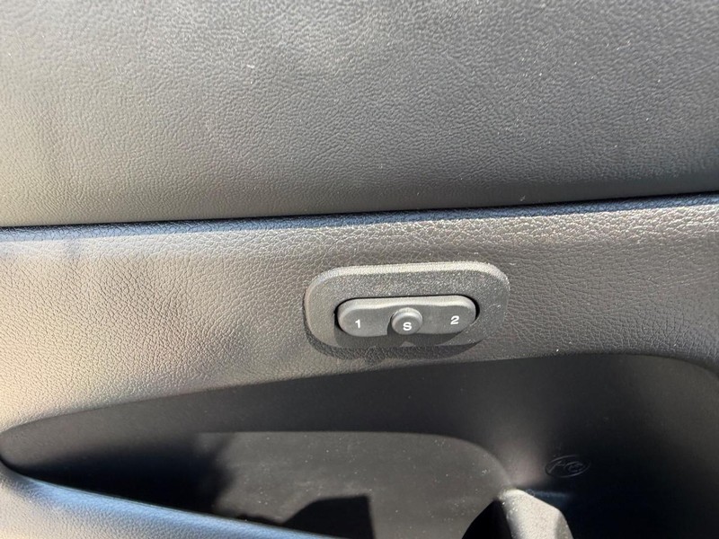 Jeep Grand Cherokee Vehicle Full-screen Gallery Image 20
