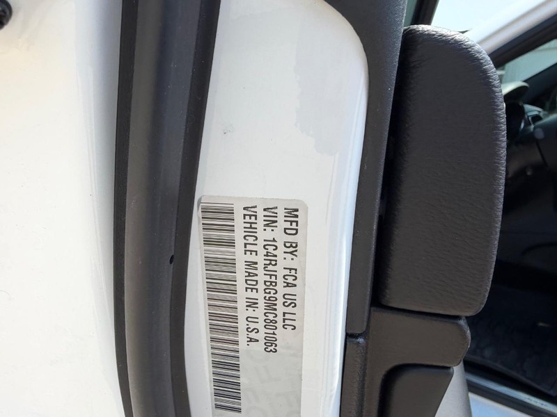 Jeep Grand Cherokee Vehicle Full-screen Gallery Image 24