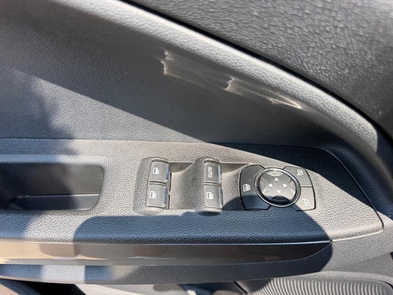 Ford EcoSport Vehicle Full-screen Gallery Image 17