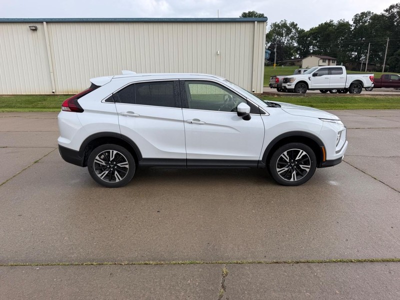 Mitsubishi Eclipse Cross Vehicle Full-screen Gallery Image 2