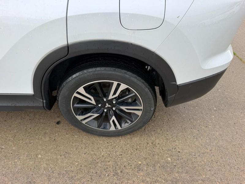 Mitsubishi Eclipse Cross Vehicle Full-screen Gallery Image 7