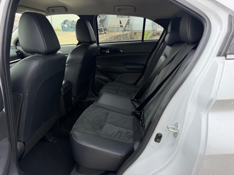 Mitsubishi Eclipse Cross Vehicle Full-screen Gallery Image 8