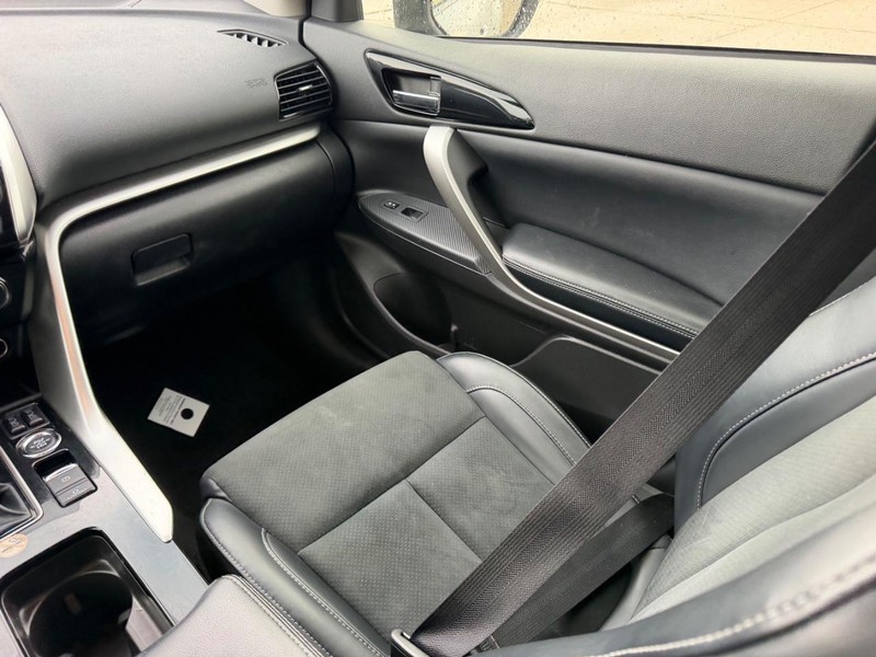 Mitsubishi Eclipse Cross Vehicle Full-screen Gallery Image 16