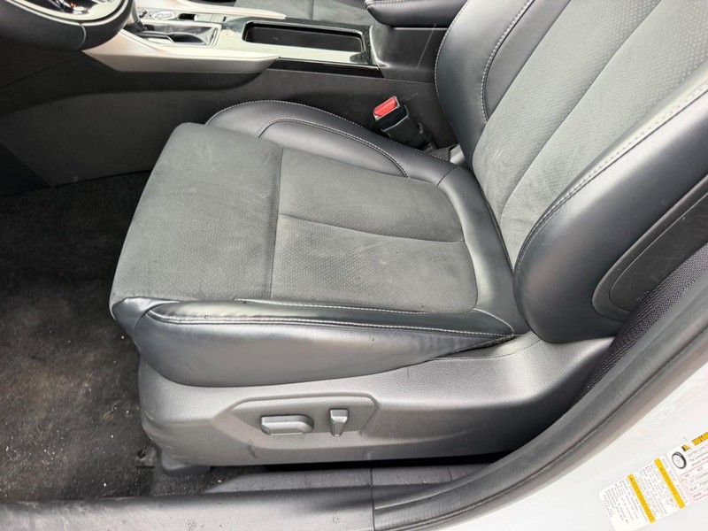 Mitsubishi Eclipse Cross Vehicle Full-screen Gallery Image 18