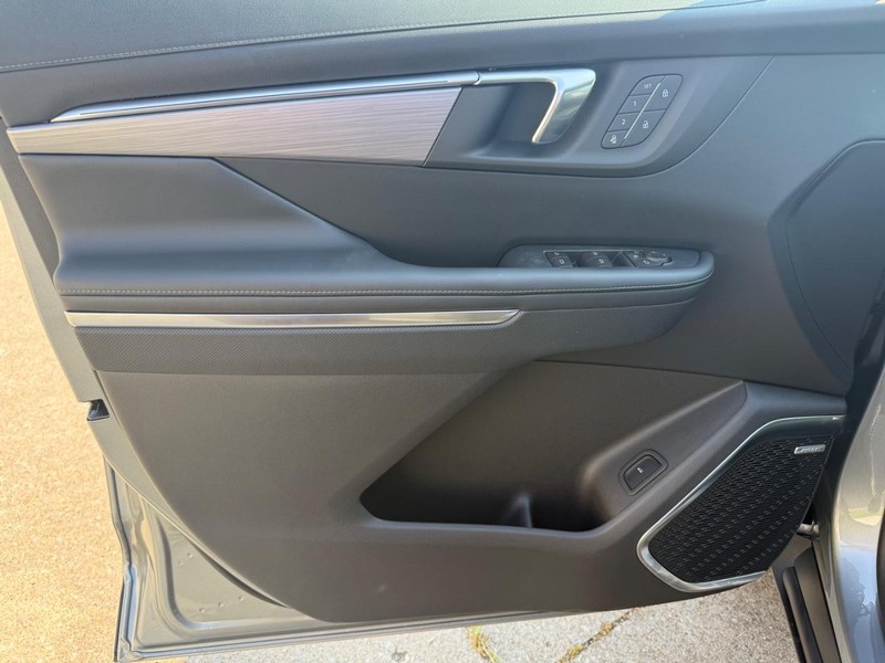 Buick Enclave Vehicle Full-screen Gallery Image 13