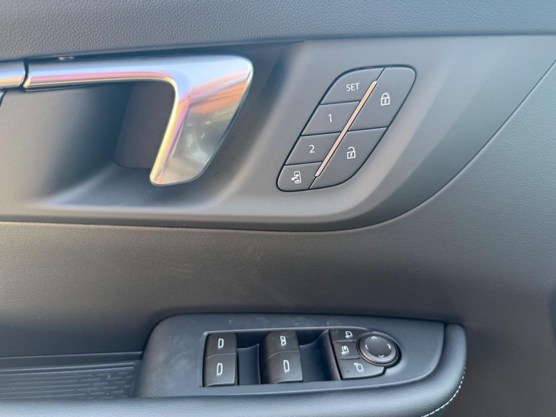 Buick Enclave Vehicle Full-screen Gallery Image 14