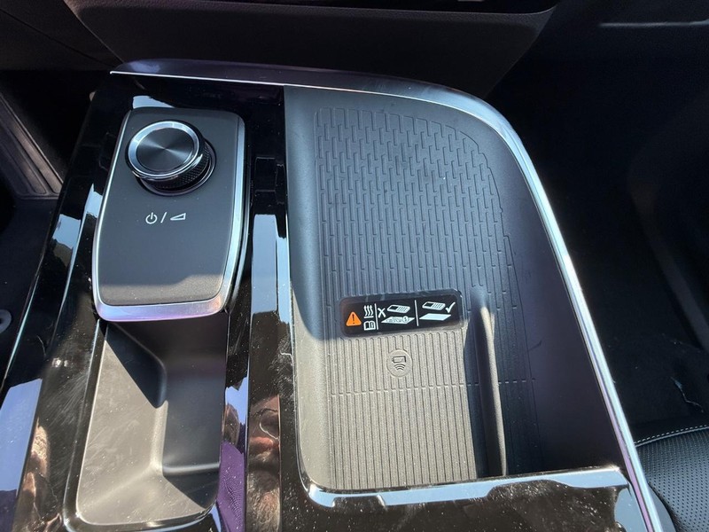 Buick Enclave Vehicle Full-screen Gallery Image 17