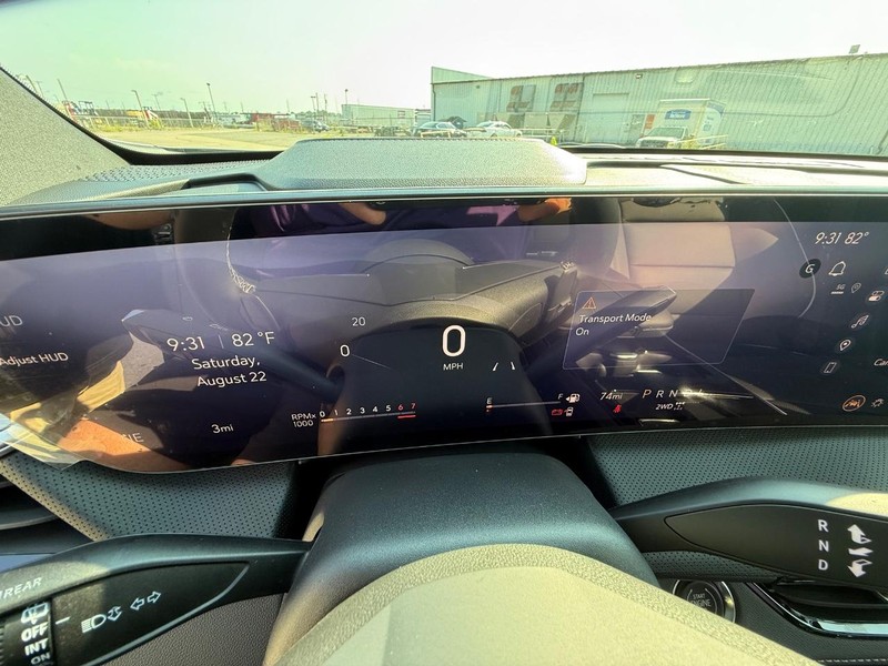 Buick Enclave Vehicle Full-screen Gallery Image 18