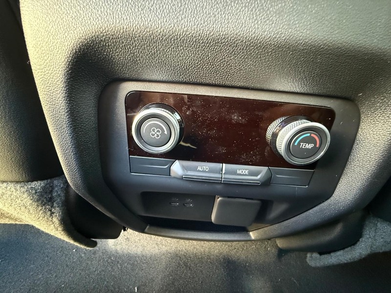 Buick Enclave Vehicle Full-screen Gallery Image 24
