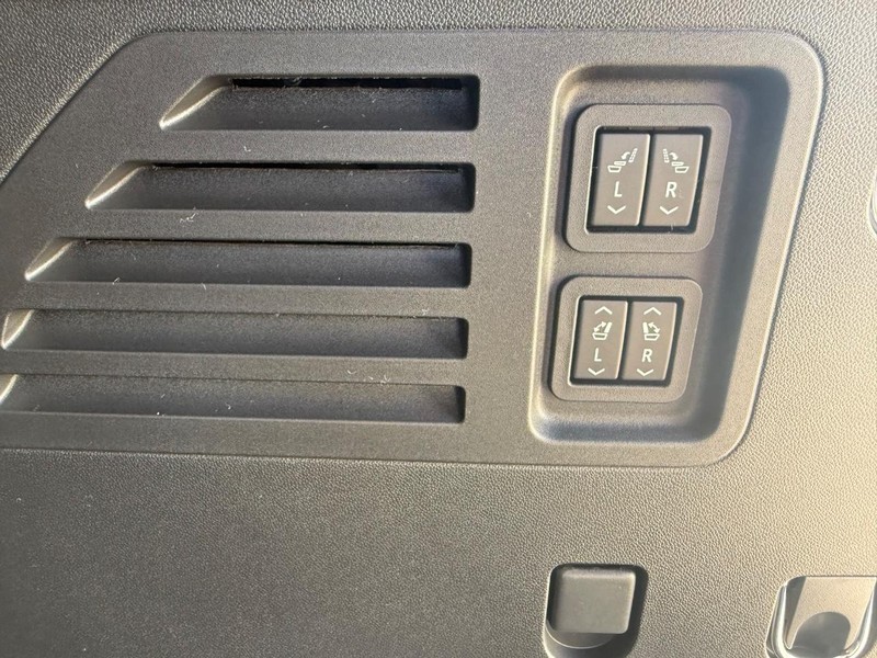 Buick Enclave Vehicle Full-screen Gallery Image 11