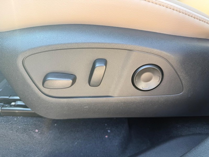Buick Enclave Vehicle Full-screen Gallery Image 14