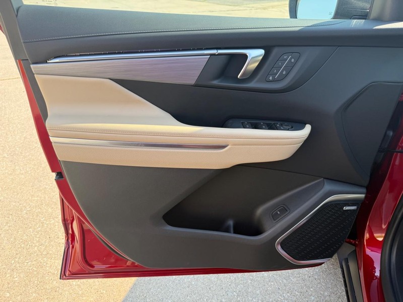 Buick Enclave Vehicle Full-screen Gallery Image 16