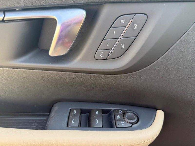 Buick Enclave Vehicle Full-screen Gallery Image 17