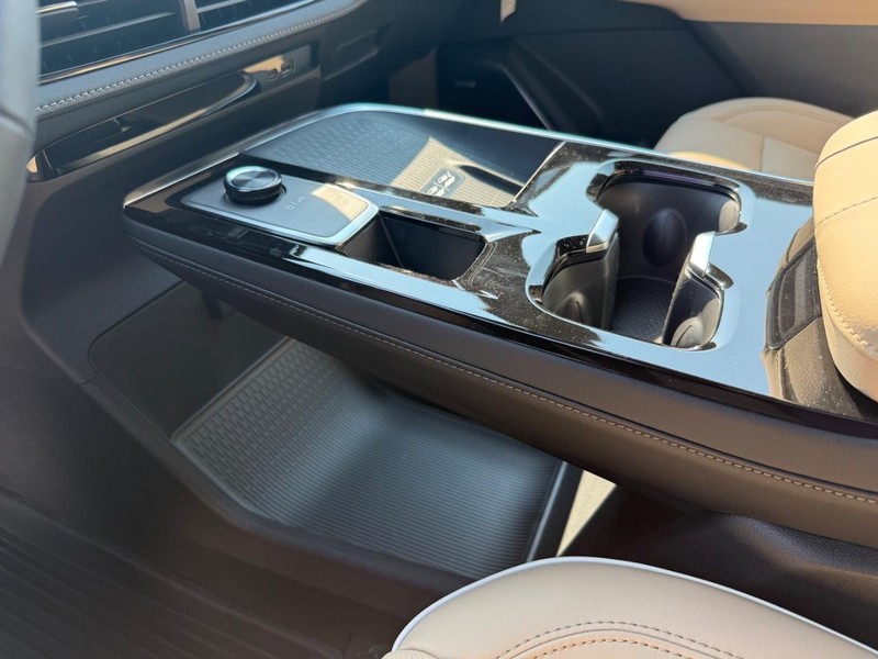 Buick Enclave Vehicle Full-screen Gallery Image 19