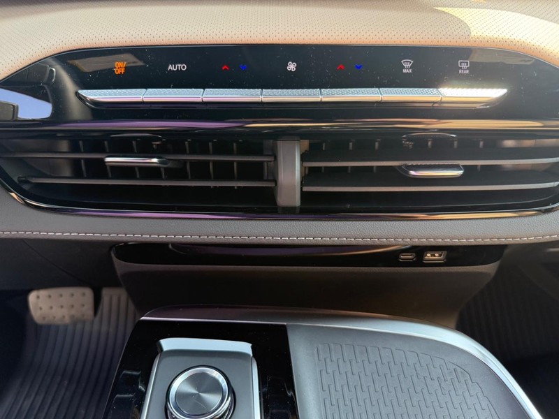 Buick Enclave Vehicle Full-screen Gallery Image 21