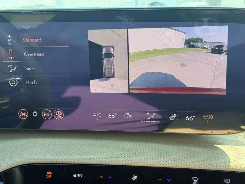Buick Enclave Vehicle Full-screen Gallery Image 22