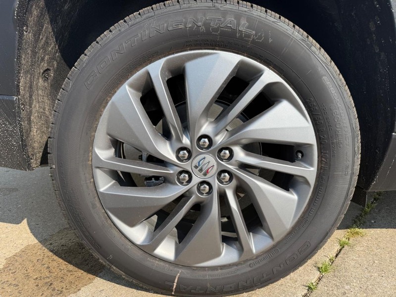 Buick Enclave Vehicle Full-screen Gallery Image 11
