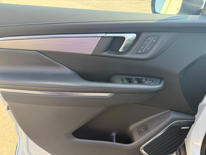 Buick Enclave Vehicle Full-screen Gallery Image 14