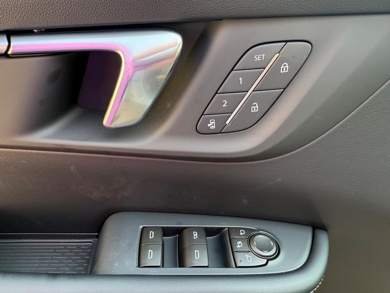 Buick Enclave Vehicle Full-screen Gallery Image 15