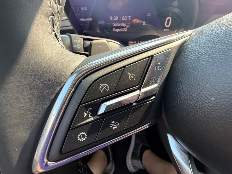 Buick Enclave Vehicle Full-screen Gallery Image 24