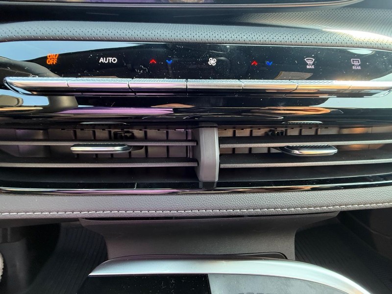 Buick Enclave Vehicle Full-screen Gallery Image 27