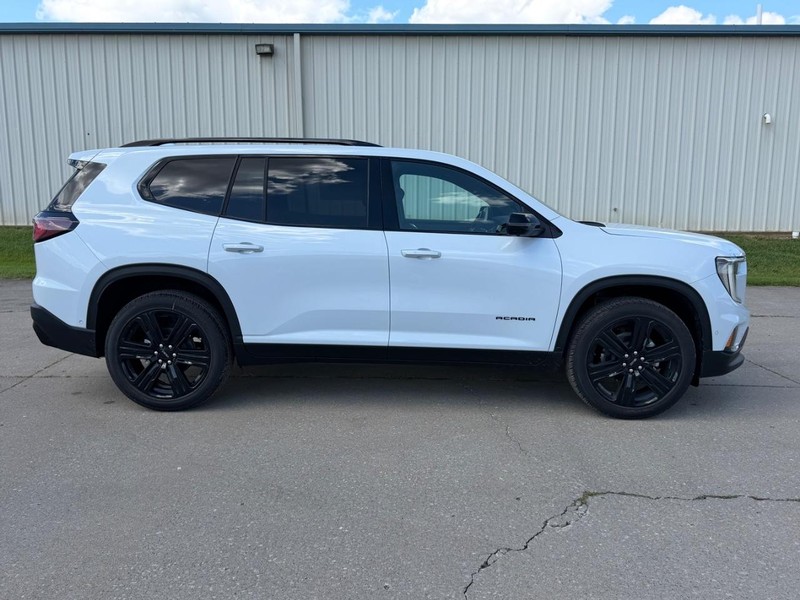 GMC Acadia Vehicle Full-screen Gallery Image 2