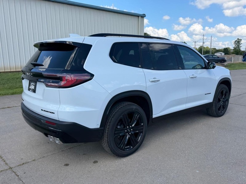 GMC Acadia Vehicle Full-screen Gallery Image 3