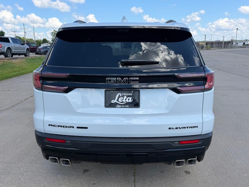 GMC Acadia Vehicle Full-screen Gallery Image 4