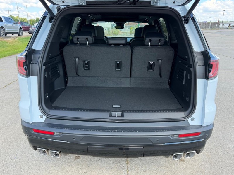 GMC Acadia Vehicle Full-screen Gallery Image 5