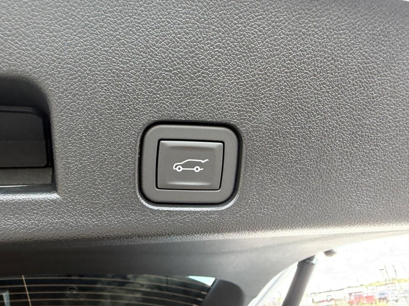 GMC Acadia Vehicle Full-screen Gallery Image 6