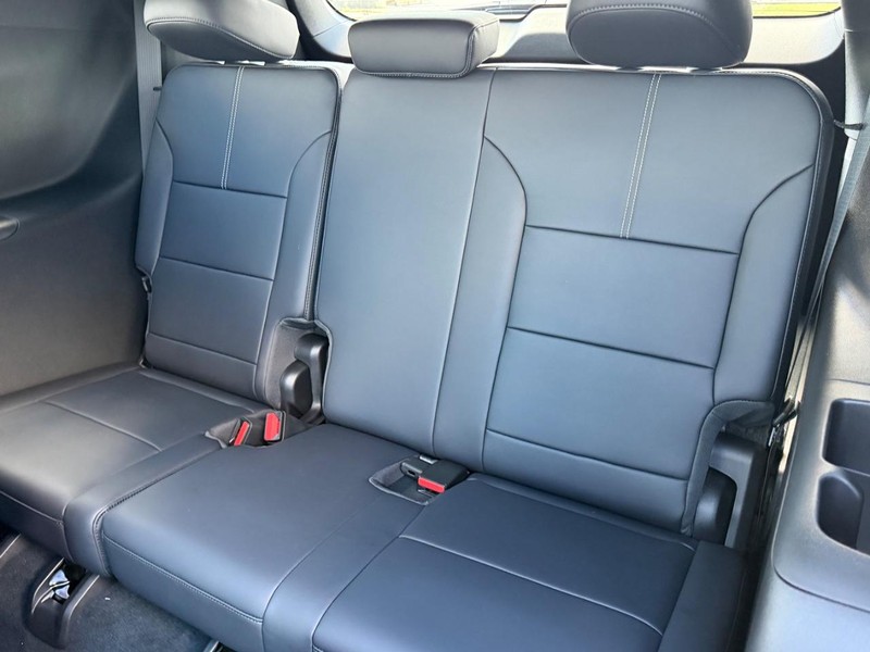 GMC Acadia Vehicle Full-screen Gallery Image 8