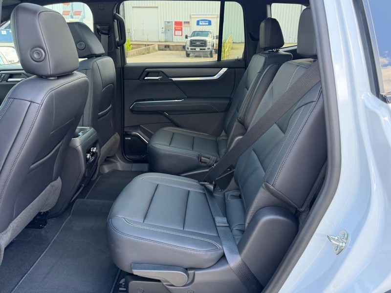 GMC Acadia Vehicle Full-screen Gallery Image 9