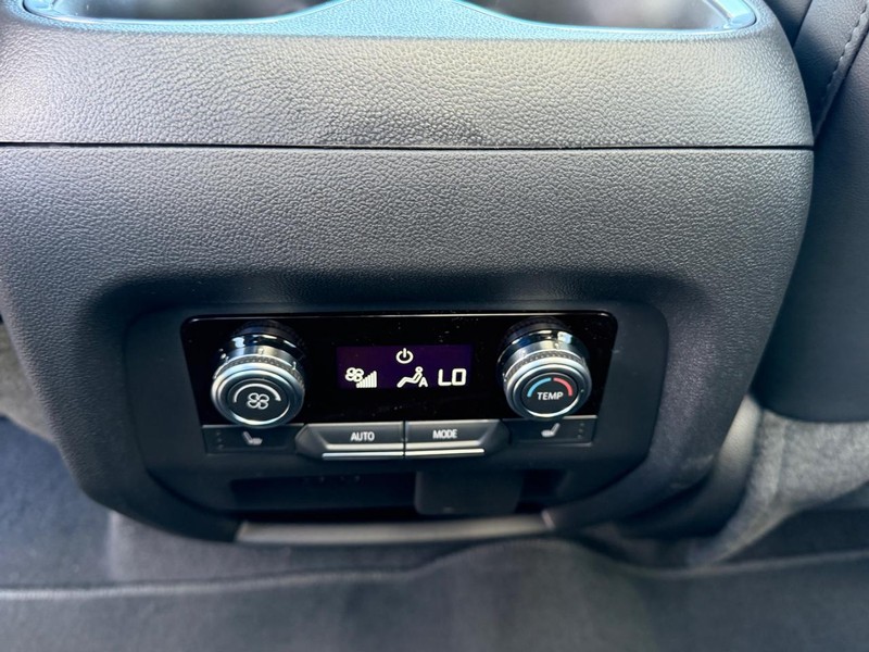 GMC Acadia Vehicle Full-screen Gallery Image 11