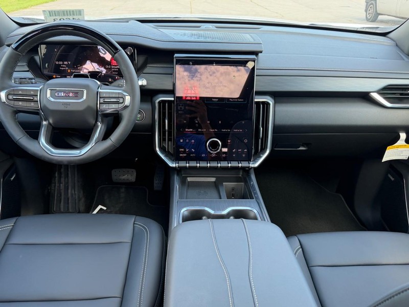 GMC Acadia Vehicle Full-screen Gallery Image 12