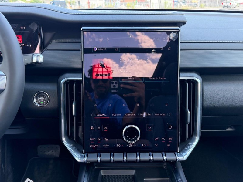 GMC Acadia Vehicle Full-screen Gallery Image 17