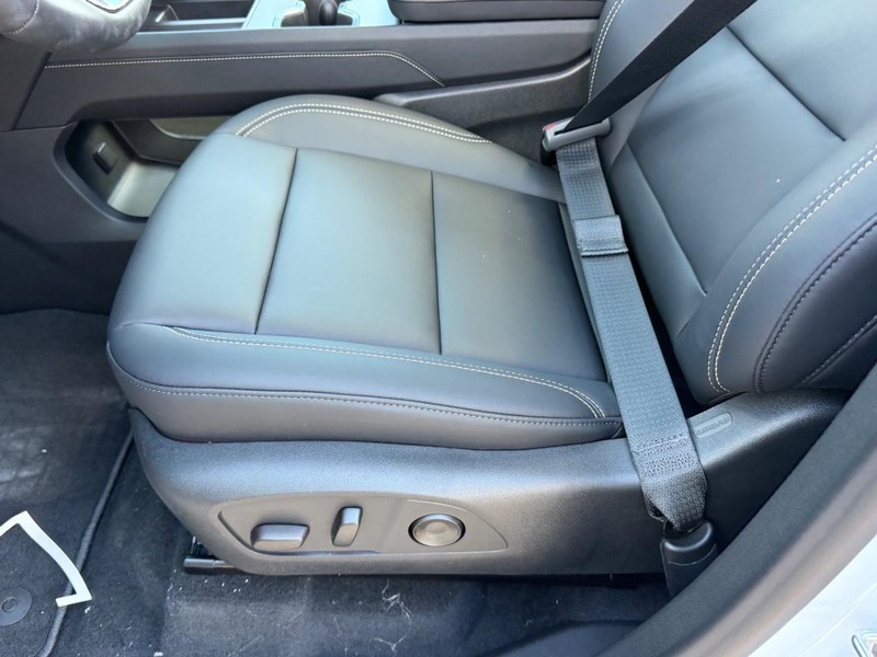 GMC Acadia Vehicle Full-screen Gallery Image 21