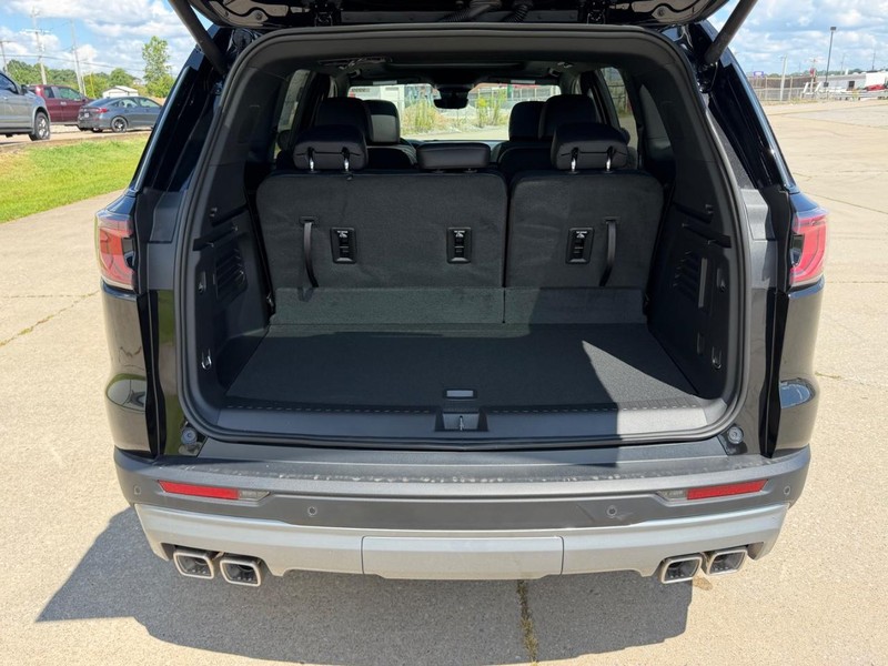 GMC Acadia Vehicle Full-screen Gallery Image 5