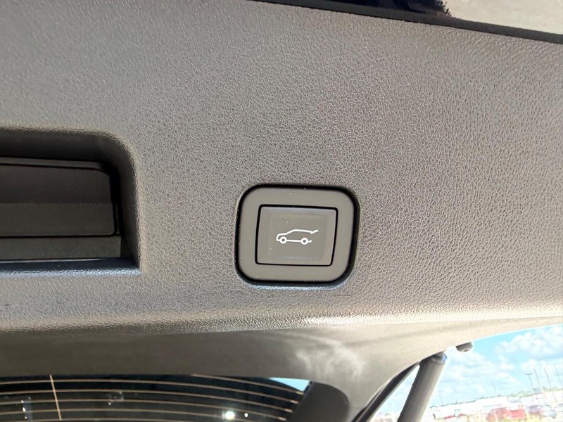 GMC Acadia Vehicle Full-screen Gallery Image 6