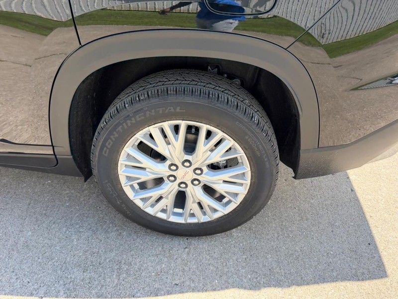 GMC Acadia Vehicle Full-screen Gallery Image 7