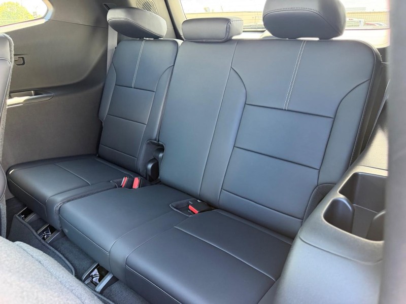 GMC Acadia Vehicle Full-screen Gallery Image 8