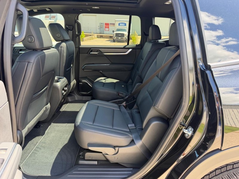 GMC Acadia Vehicle Full-screen Gallery Image 9