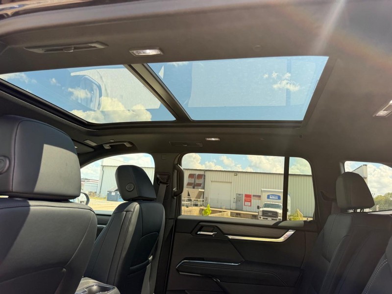 GMC Acadia Vehicle Full-screen Gallery Image 10